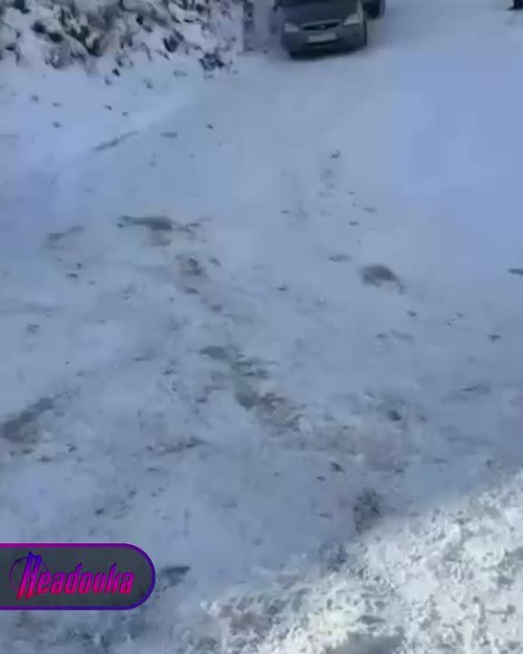 В Дагестане несколько машин скатились с горки «паровозиком»