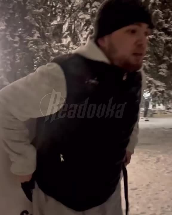 Мужчина на ватрушке сначала снес, а потом спас ребенка на горке в Нальчике