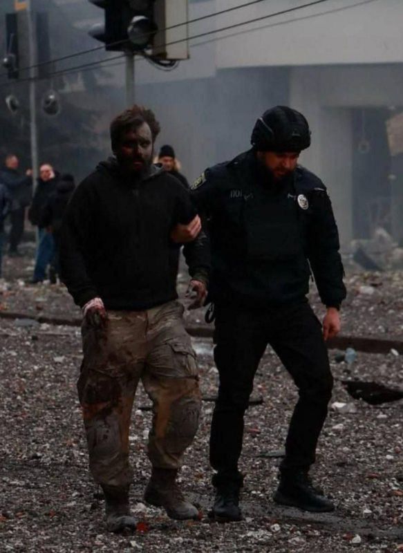 Юрий Котенок: Интересно, что делал в неработающем торговом центре «Персона» в Харькове человек в военной форме?