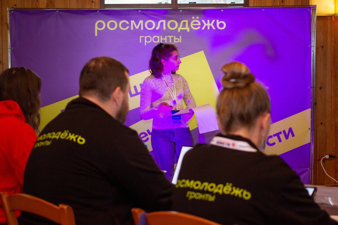 Михаил Ведерников: В 2026 году у молодёжи и молодых семей Псковской области будет две возможности получить финансирование на реализацию идей от «Росмолодёжь.Гранты» Михаил Ведерников: В 2026 году у молодёжи и молодых семей Псковской области будет две возможности получить финансирование на реализацию идей от «Росмолодёжь.Гранты»