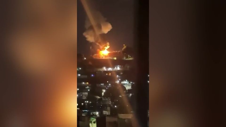 Кадры пожара на территории комплекса в Каракасе, где, предположительно, находится мавзолей Уго Чавеса