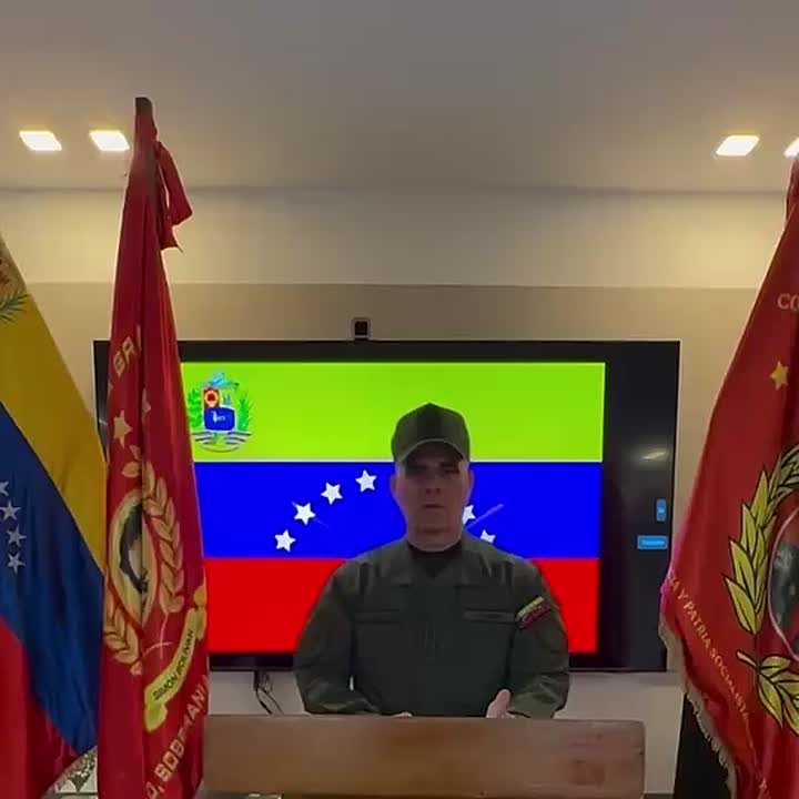 «Победа за нами, потому что нас сопровождают разум и достоинство! Мы победим!» Министр обороны Венесуэлы Падрино Лопес вышел с обращением к нации после слухов о своей смерти после атак США