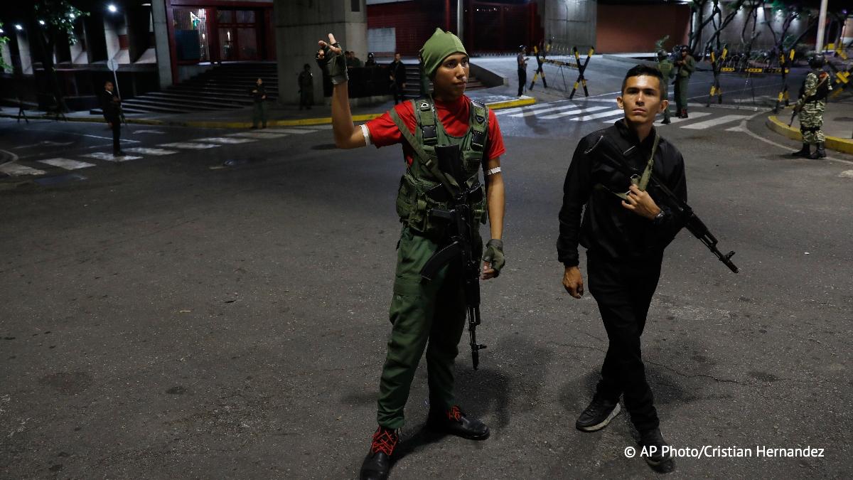 Территория вокруг президентского дворца Мирафлорес в Каракасе находится под защитой венесуэльских военных, сообщает NBC News