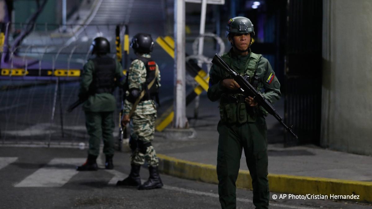 Территория вокруг президентского дворца Мирафлорес в Каракасе находится под защитой венесуэльских военных, сообщает NBC News Территория вокруг президентского дворца Мирафлорес в Каракасе находится под защитой венесуэльских военных, сообщает NBC News
