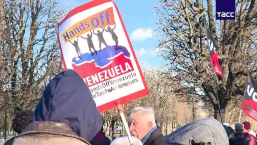 Демонстрация против вторжения США в Венесуэлу прошла в Париже у памятника венесуэльскому национальному герою Симону Боливару, сообщает корреспондент ТАСС