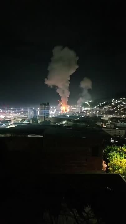 Сообщается об ударе по порту Каракаса и острову Маргарита в Карибском море, где размещено большое количество военных объектов