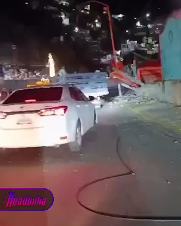 Мирные пытаются уехать из атакованной США Ла-Гуайры — они пробираются по разбитой ударами трассе