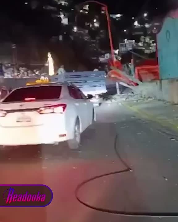 Мирные пытаются уехать из атакованной США Ла-Гуайры — они пробираются по разбитой ударами трассе