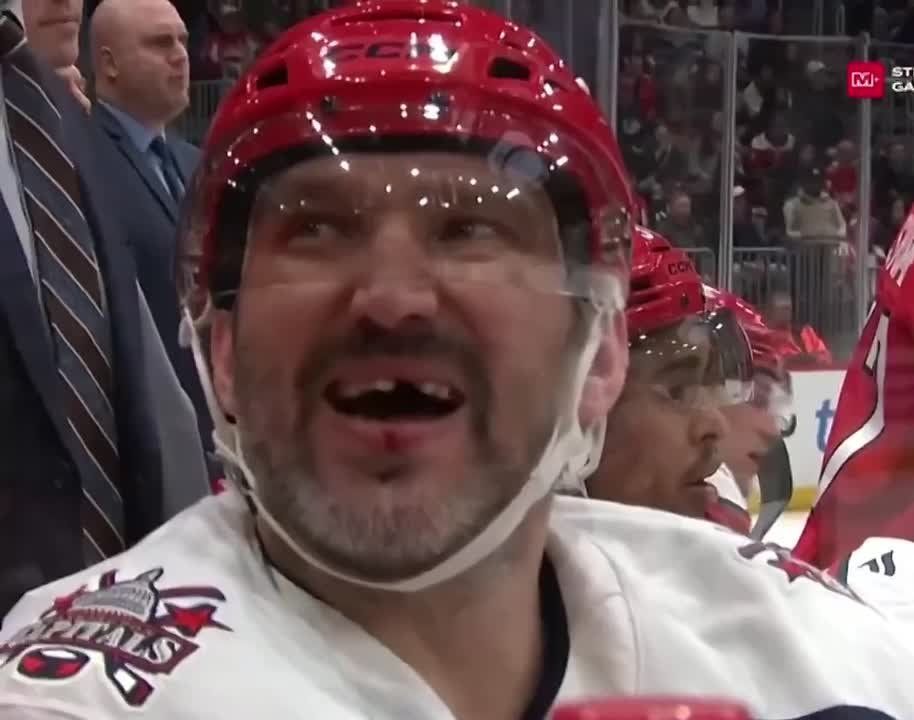 Минус зуб — плюс характер: Овечкин познакомился с клюшкой поближе