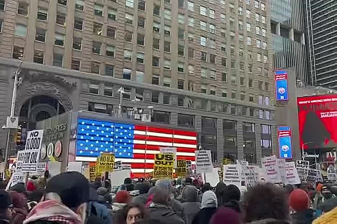 Протесты в Нью-Йорке против агрессии США против Венесуэлы