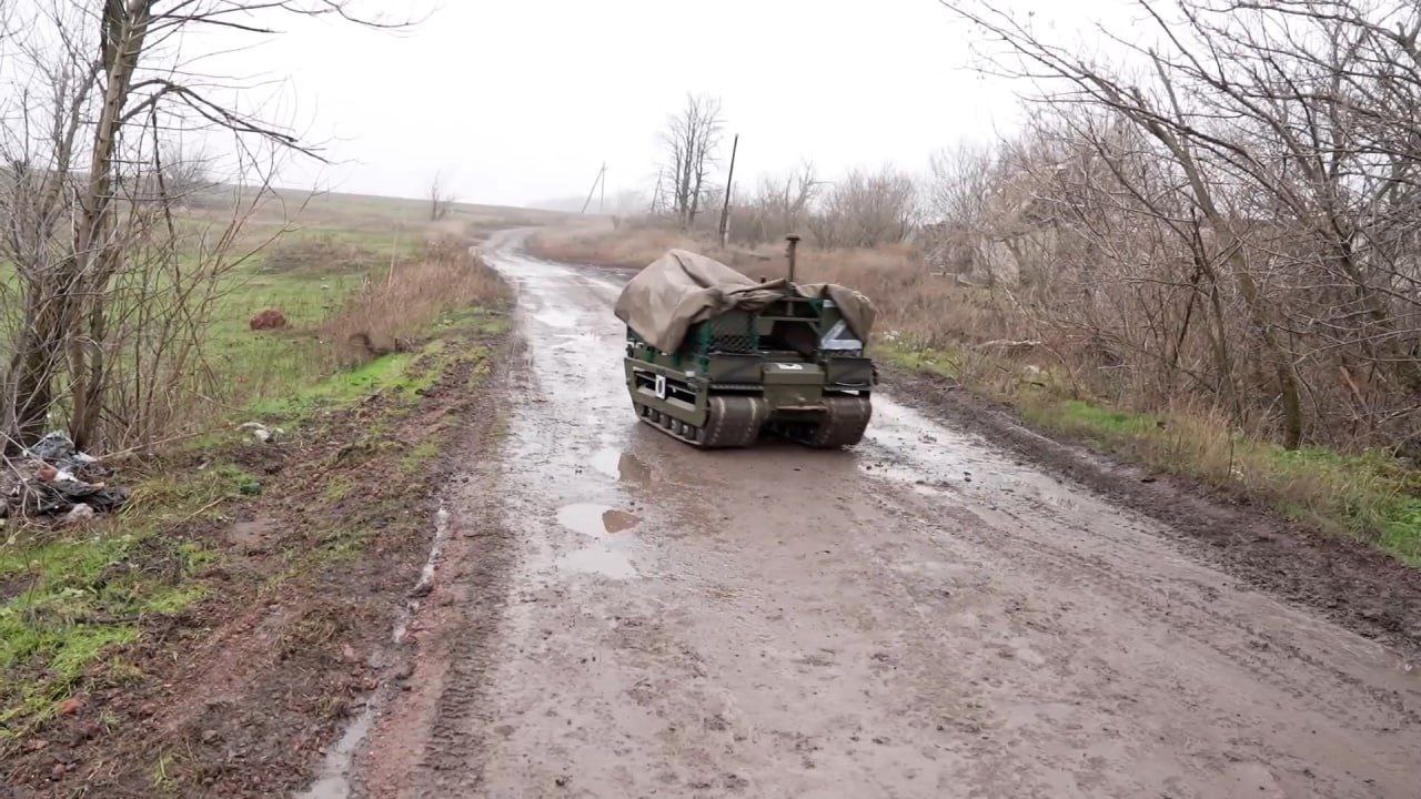 Военнослужащие расчётов наземных робототехнических комплексов (НРТК) «Курьер» полка беспилотных систем группировки войск «Центр» круглосуточно обеспечивают доставку продовольствия, боеприпасов, горюче-смазочных материалов и... Военнослужащие расчётов наземных робототехнических комплексов (НРТК) «Курьер» полка беспилотных систем группировки войск «Центр» круглосуточно обеспечивают доставку продовольствия, боеприпасов, горюче-смазочных материалов и...