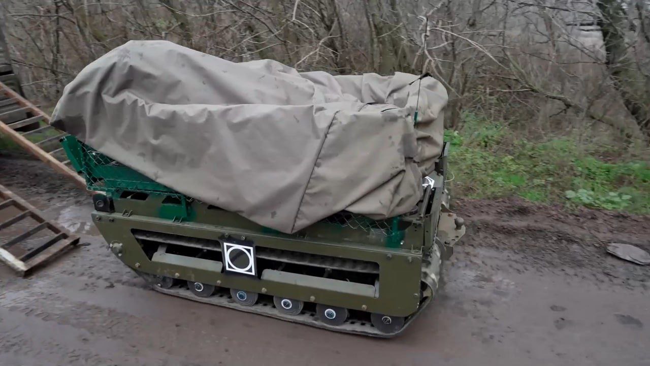 Военнослужащие расчётов наземных робототехнических комплексов (НРТК) «Курьер» полка беспилотных систем группировки войск «Центр» круглосуточно обеспечивают доставку продовольствия, боеприпасов, горюче-смазочных материалов и... Военнослужащие расчётов наземных робототехнических комплексов (НРТК) «Курьер» полка беспилотных систем группировки войск «Центр» круглосуточно обеспечивают доставку продовольствия, боеприпасов, горюче-смазочных материалов и...