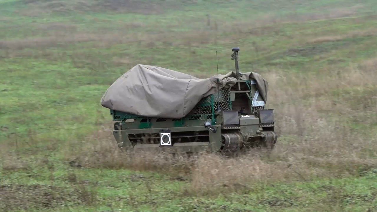 Военнослужащие расчётов наземных робототехнических комплексов (НРТК) «Курьер» полка беспилотных систем группировки войск «Центр» круглосуточно обеспечивают доставку продовольствия, боеприпасов, горюче-смазочных материалов и... Военнослужащие расчётов наземных робототехнических комплексов (НРТК) «Курьер» полка беспилотных систем группировки войск «Центр» круглосуточно обеспечивают доставку продовольствия, боеприпасов, горюче-смазочных материалов и...