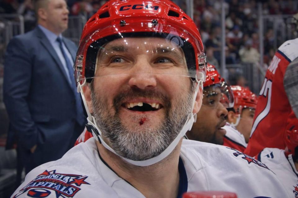 Овечкину до крови разбили лицо в матче НХЛ