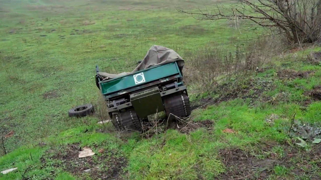 Военнослужащие расчётов наземных робототехнических комплексов (НРТК) «Курьер» полка беспилотных систем группировки войск «Центр» круглосуточно обеспечивают доставку продовольствия, боеприпасов, горюче-смазочных материалов и... Военнослужащие расчётов наземных робототехнических комплексов (НРТК) «Курьер» полка беспилотных систем группировки войск «Центр» круглосуточно обеспечивают доставку продовольствия, боеприпасов, горюче-смазочных материалов и...