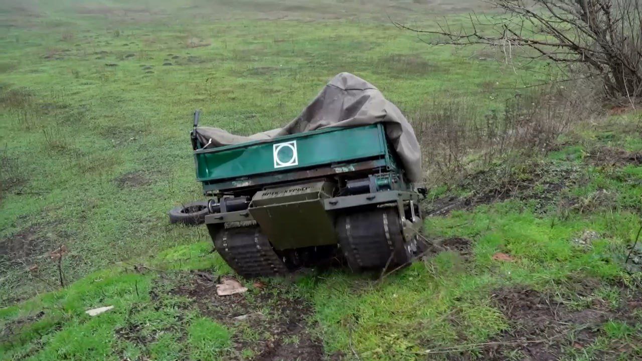 Военнослужащие расчётов наземных робототехнических комплексов (НРТК) «Курьер» полка беспилотных систем группировки войск «Центр» круглосуточно обеспечивают доставку продовольствия, боеприпасов, горюче-смазочных материалов и... Военнослужащие расчётов наземных робототехнических комплексов (НРТК) «Курьер» полка беспилотных систем группировки войск «Центр» круглосуточно обеспечивают доставку продовольствия, боеприпасов, горюче-смазочных материалов и...