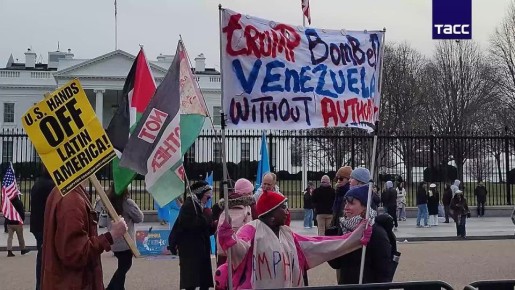 Несколько десятков человек пришли к Белому дому на митинг против агрессивных действий США, сообщает корреспондент ТАСС
