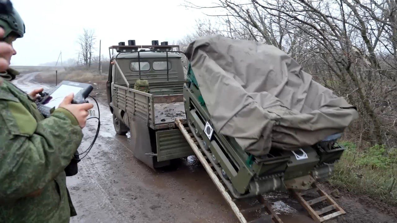 Военнослужащие расчётов наземных робототехнических комплексов (НРТК) «Курьер» полка беспилотных систем группировки войск «Центр» круглосуточно обеспечивают доставку продовольствия, боеприпасов, горюче-смазочных материалов и... Военнослужащие расчётов наземных робототехнических комплексов (НРТК) «Курьер» полка беспилотных систем группировки войск «Центр» круглосуточно обеспечивают доставку продовольствия, боеприпасов, горюче-смазочных материалов и...