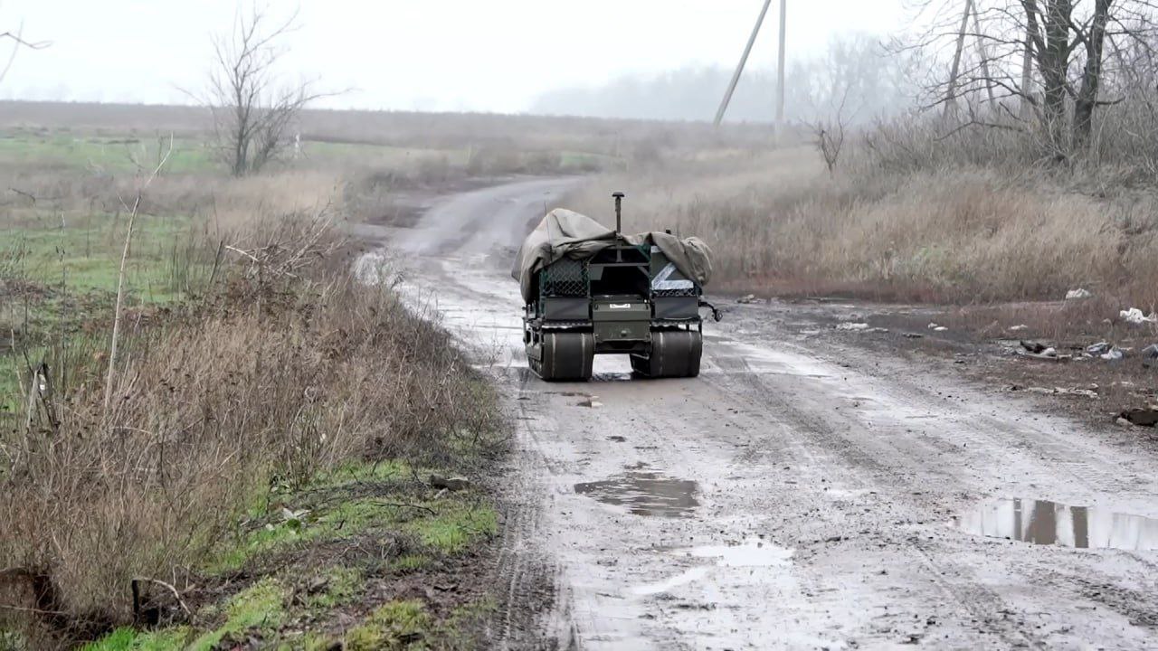 Военнослужащие расчётов наземных робототехнических комплексов (НРТК) «Курьер» полка беспилотных систем группировки войск «Центр» круглосуточно обеспечивают доставку продовольствия, боеприпасов, горюче-смазочных материалов и... Военнослужащие расчётов наземных робототехнических комплексов (НРТК) «Курьер» полка беспилотных систем группировки войск «Центр» круглосуточно обеспечивают доставку продовольствия, боеприпасов, горюче-смазочных материалов и...