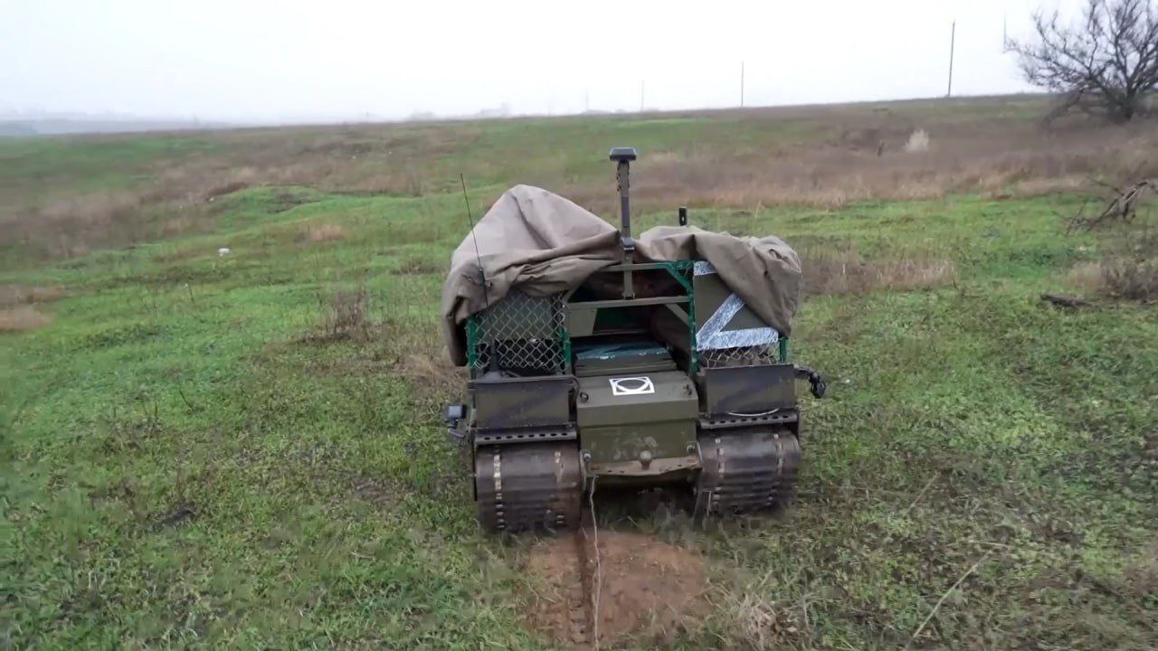 Военнослужащие расчётов наземных робототехнических комплексов (НРТК) «Курьер» полка беспилотных систем группировки войск «Центр» круглосуточно обеспечивают доставку продовольствия, боеприпасов, горюче-смазочных материалов и... Военнослужащие расчётов наземных робототехнических комплексов (НРТК) «Курьер» полка беспилотных систем группировки войск «Центр» круглосуточно обеспечивают доставку продовольствия, боеприпасов, горюче-смазочных материалов и...