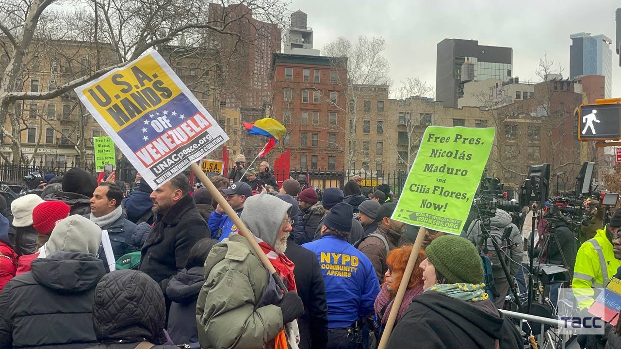 Возле суда в центре Нью-Йорка, куда ранее доставили Мадуро, проходит протест против действий США в Венесуэле Возле суда в центре Нью-Йорка, куда ранее доставили Мадуро, проходит протест против действий США в Венесуэле