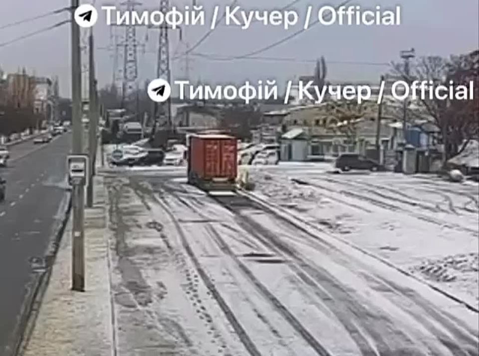 В Днепропетровске "Герань" зацепилась за провода