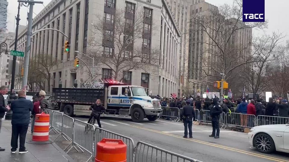 Демонстранты продолжают протестовать возле суда на Манхэттене, куда ранее доставили Мадуро