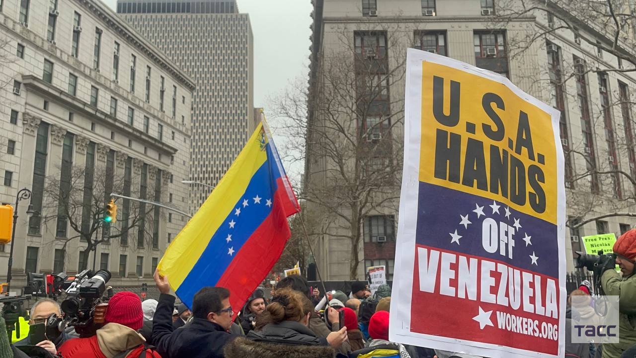 Возле суда в центре Нью-Йорка, куда ранее доставили Мадуро, проходит протест против действий США в Венесуэле Возле суда в центре Нью-Йорка, куда ранее доставили Мадуро, проходит протест против действий США в Венесуэле