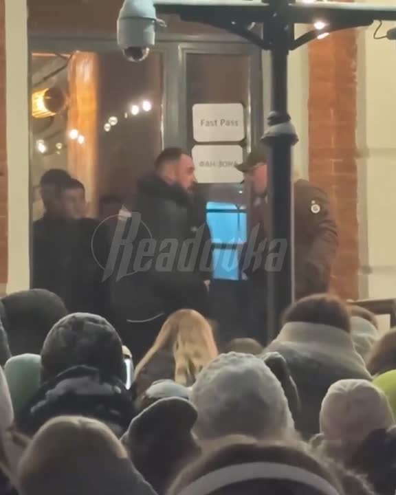 Двухчасовые очереди на морозе, давка в гардеробе и потерянные вещи ждали людей на концерте Вани Дмитриенко в Питере