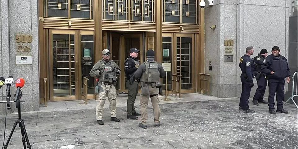 Мадуро и его жену привезли в суд Нью-Йорка без наручников — вокруг здания протесты, заседание уже началось