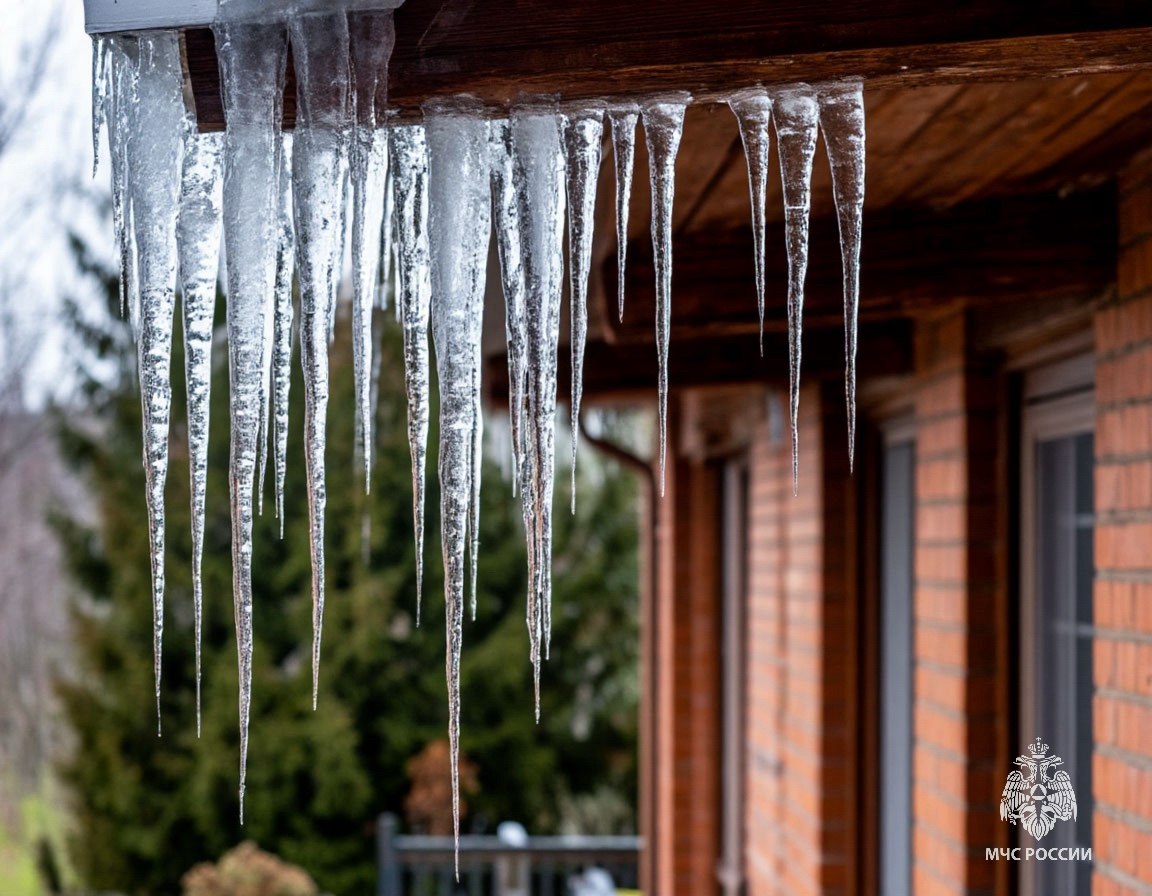 Опасность с крыш – лёд и снег!