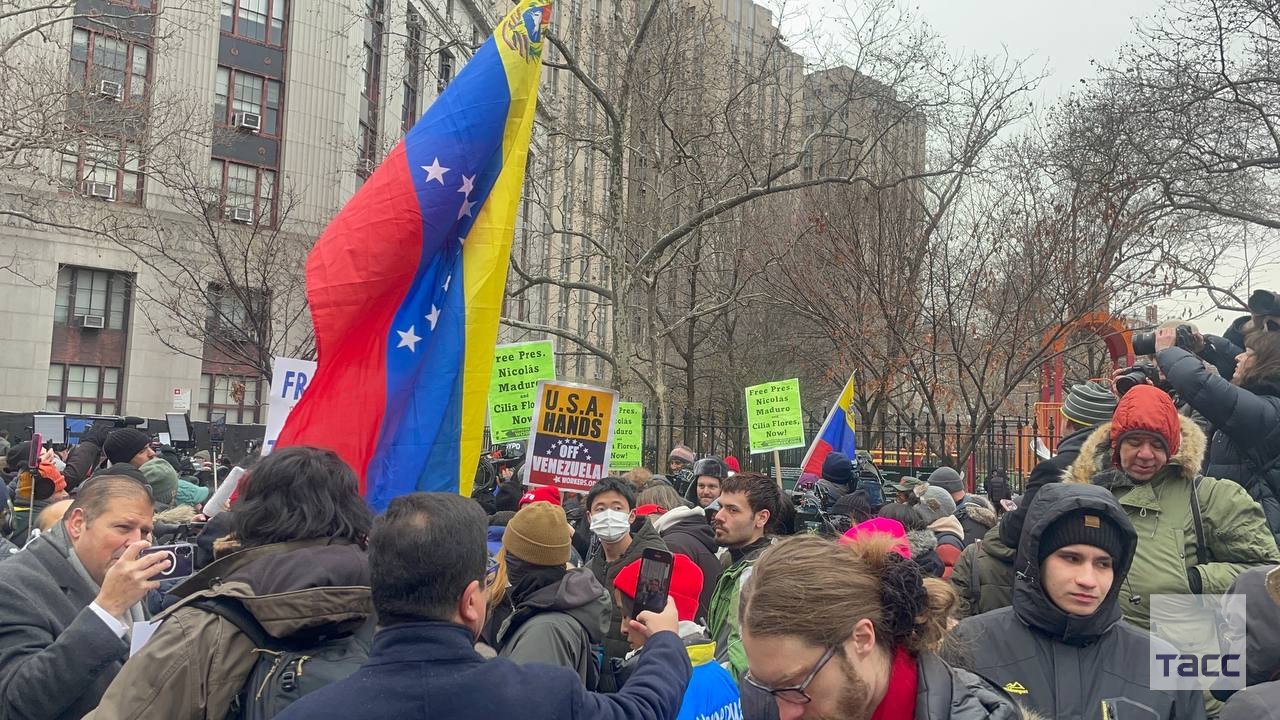 Возле суда в центре Нью-Йорка, куда ранее доставили Мадуро, проходит протест против действий США в Венесуэле Возле суда в центре Нью-Йорка, куда ранее доставили Мадуро, проходит протест против действий США в Венесуэле