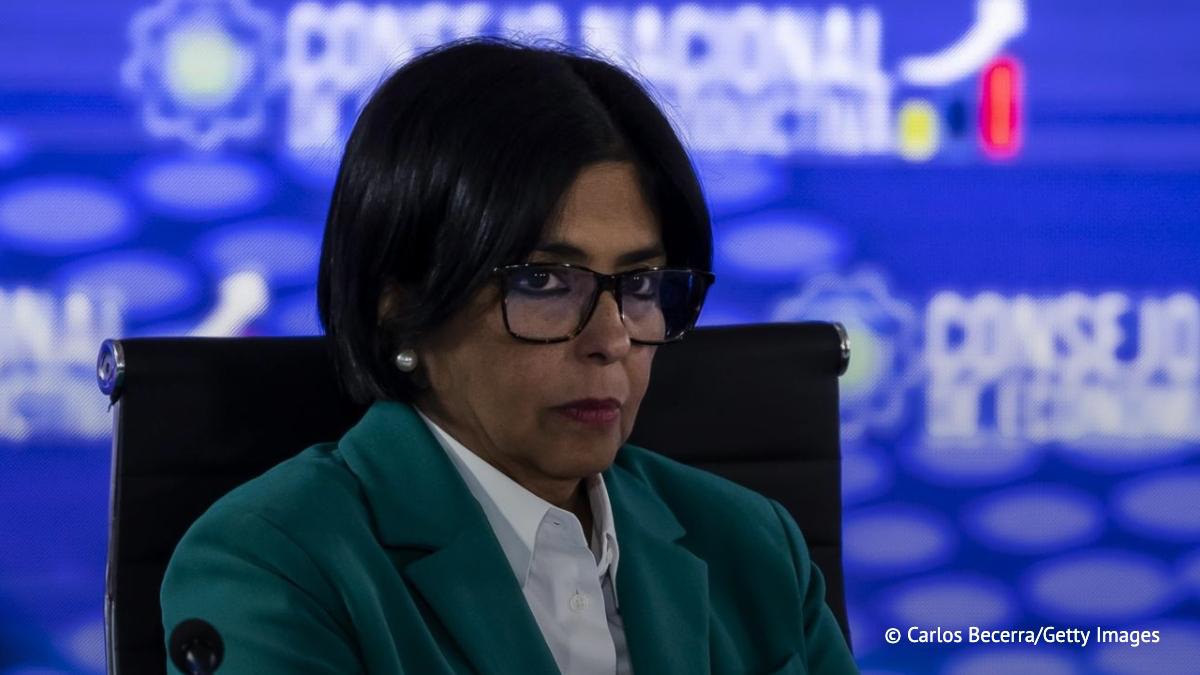 Делси Родригес принесла присягу в качестве и. о. президента Венесуэлы, сообщает трансляция из парламента