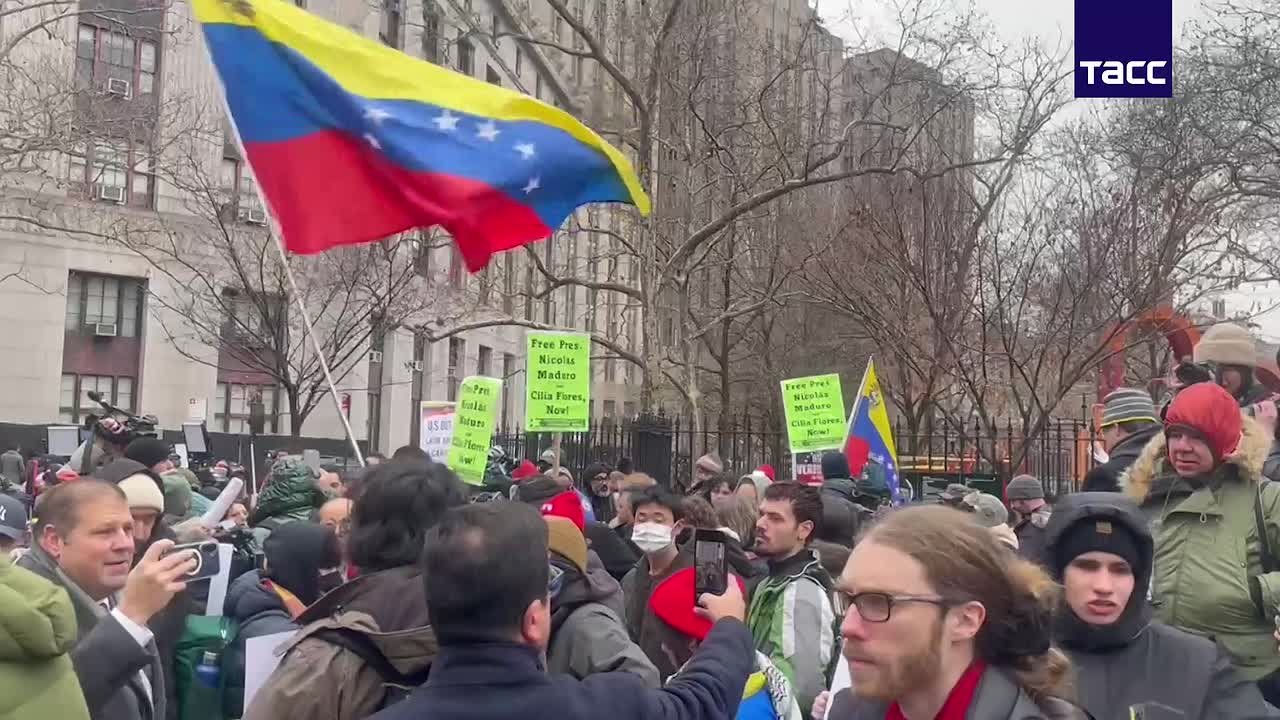 Возле суда в центре Нью-Йорка, куда ранее доставили Мадуро, проходит протест против действий США в Венесуэле