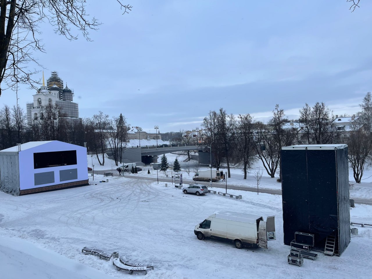 В Пскове к Рождеству установили уникальную двухуровневую сцену с мультимедийными эффектами