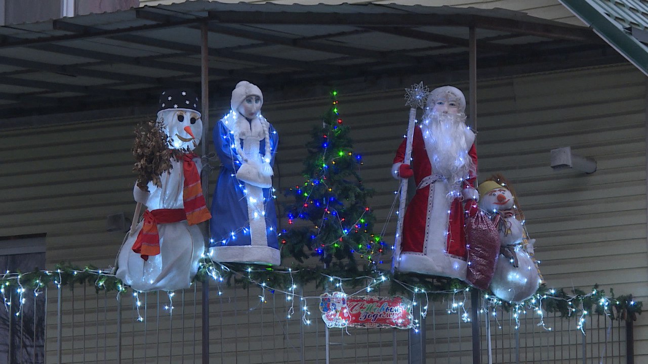 Дед Мороз, Снегурочка и два снеговика украсили балкон одного из псковских домов Дед Мороз, Снегурочка и два снеговика украсили балкон одного из псковских домов