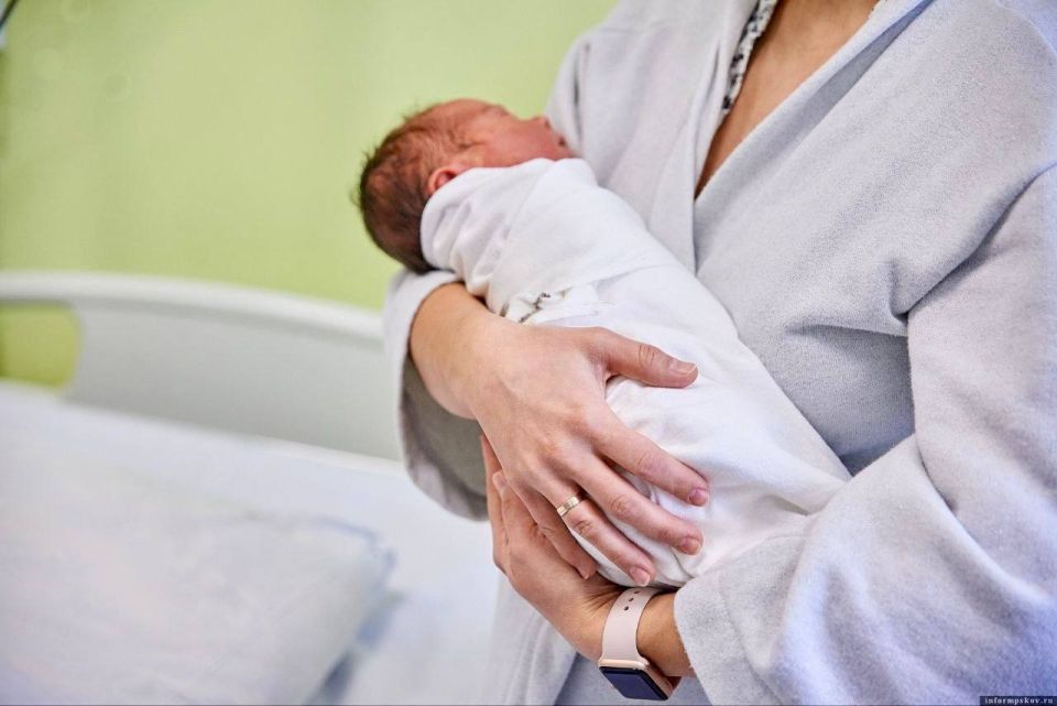 Михаил Ведерников: В 2025 году в Псковской области родилось более 3 700 деток