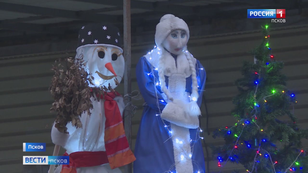 Дед Мороз, Снегурочка и два снеговика украсили балкон одного из псковских домов