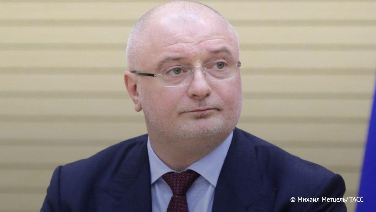 "Кто считает Данию, этого политического крикливого карлика, сильным?"