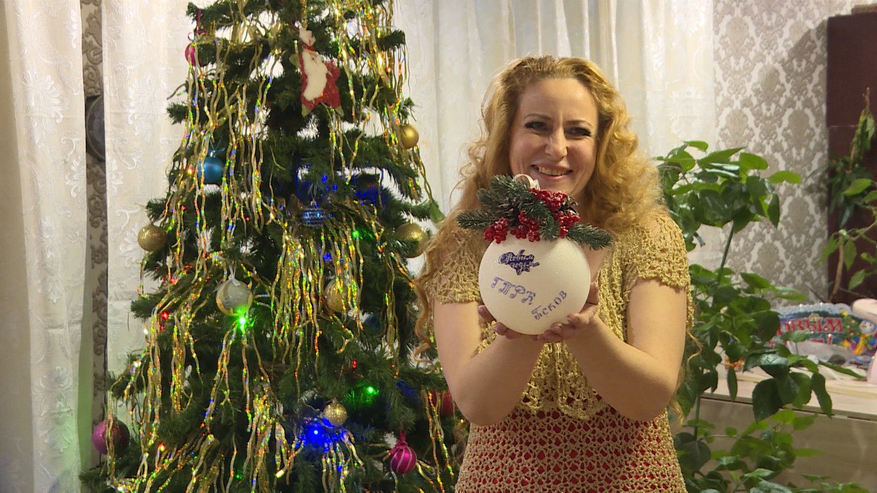 Дед Мороз, Снегурочка и два снеговика украсили балкон одного из псковских домов Дед Мороз, Снегурочка и два снеговика украсили балкон одного из псковских домов