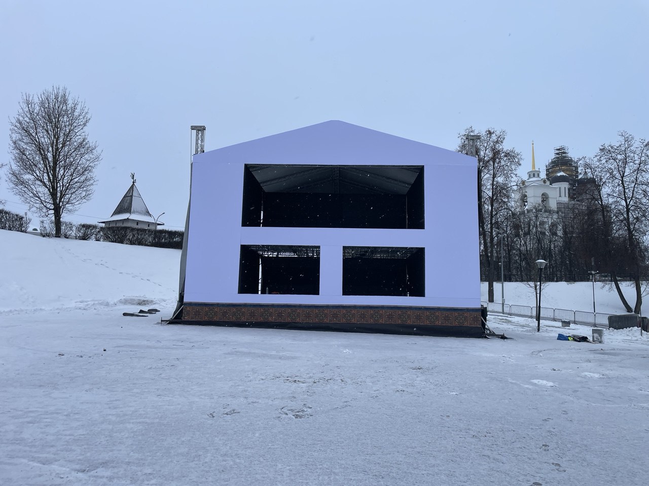 В Пскове к Рождеству установили уникальную двухуровневую сцену с мультимедийными эффектами В Пскове к Рождеству установили уникальную двухуровневую сцену с мультимедийными эффектами