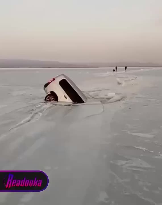 Подводная рыбалка в Приморье — три автомобиля провалились под тонкий лед