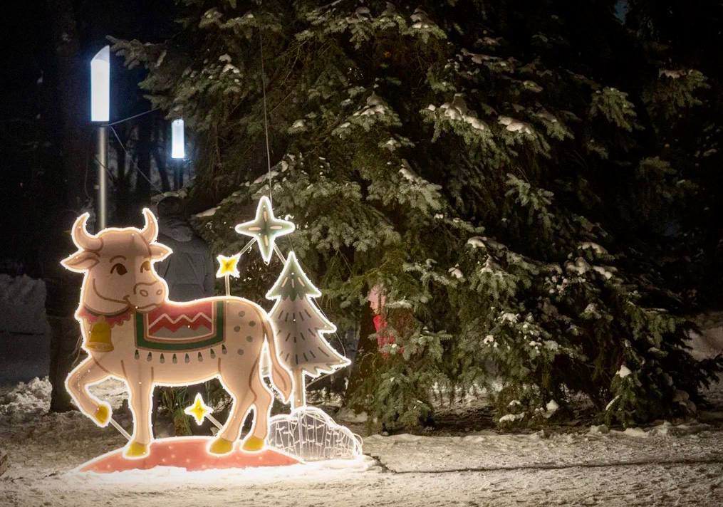 Михаил Ведерников: Дорогие друзья!. Поздравляю всех православных христиан с Рождеством Христовым! Пусть этот светлый праздник принесёт в каждый дом мир, радость и добро, наполнит сердца любовью, надеждой и верой Михаил Ведерников: Дорогие друзья!. Поздравляю всех православных христиан с Рождеством Христовым! Пусть этот светлый праздник принесёт в каждый дом мир, радость и добро, наполнит сердца любовью, надеждой и верой