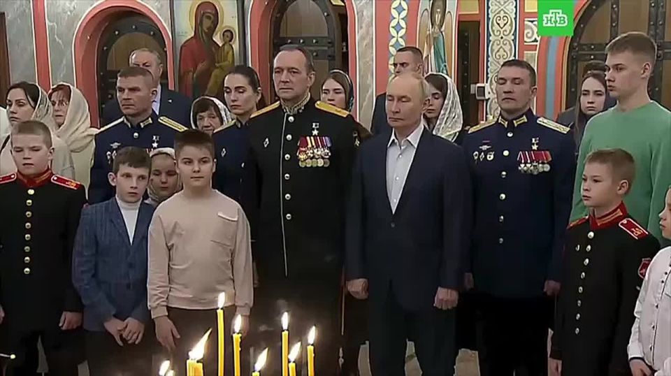 Путин поздравил православных христиан с Рождеством и отметил, что этот светлый праздник дарит миллионам людей надежду и радость приобщения к отеческим духовным традициям