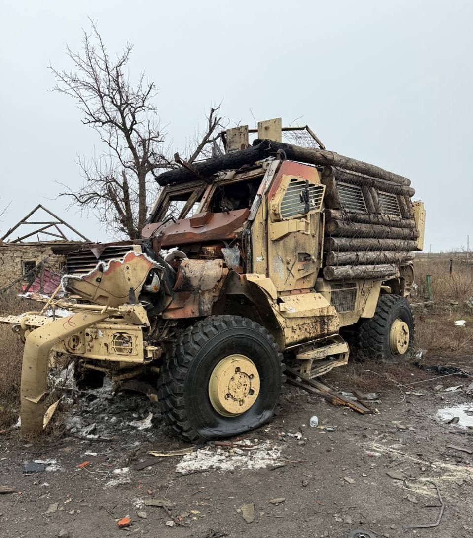 Уничтоженные американские бронеавтомобили MaxxPro на Покровском направлении Уничтоженные американские бронеавтомобили MaxxPro на Покровском направлении