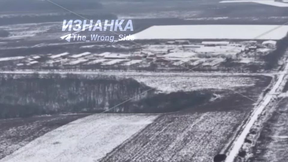 На кадрах наблюдаем нанесение огневого поражения по ПВД 119 обр ТрО ВСУ с применением ФАБ-500 в н.п. Рясное Сумской области