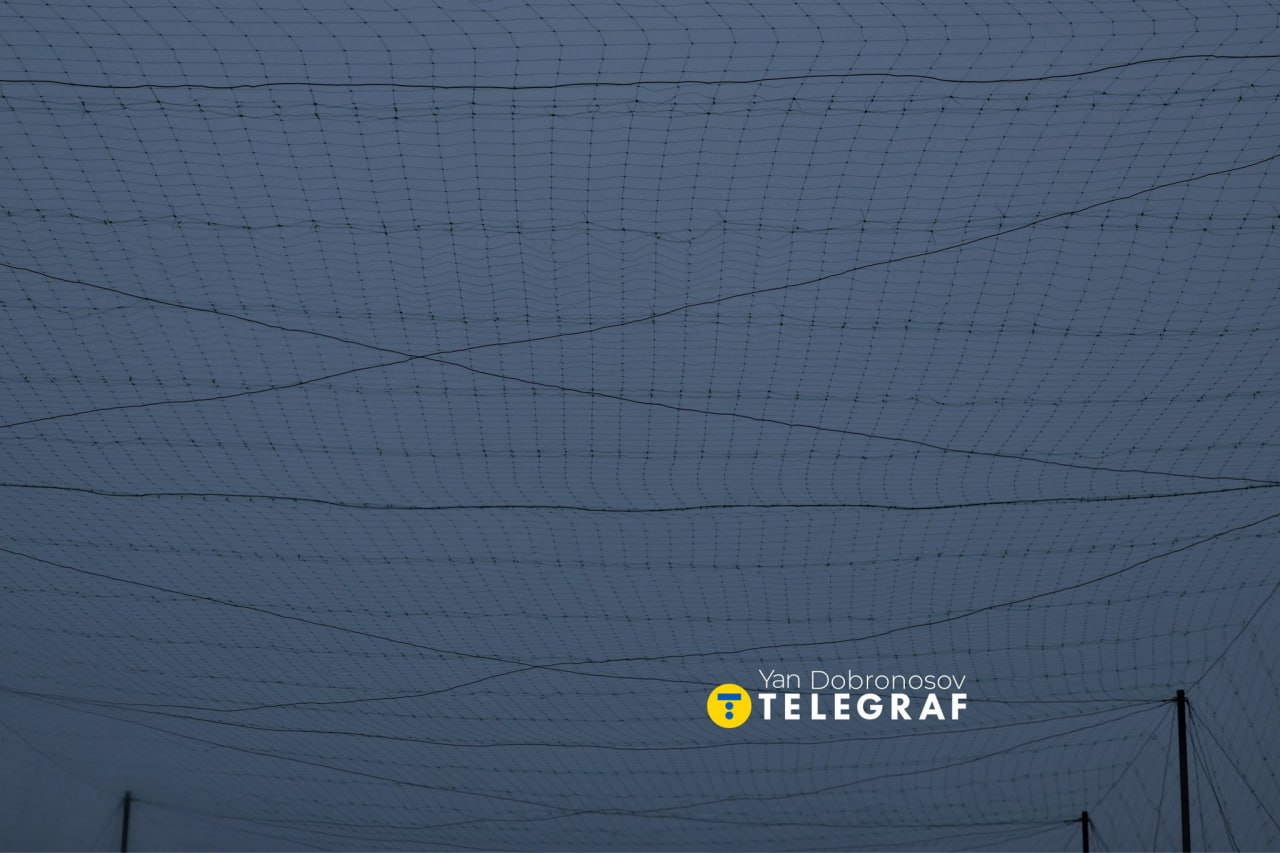 Инженерные сооружения ВСУ. Защитная сетка на дороге.Строительство Инженерные сооружения ВСУ. Защитная сетка на дороге.Строительство