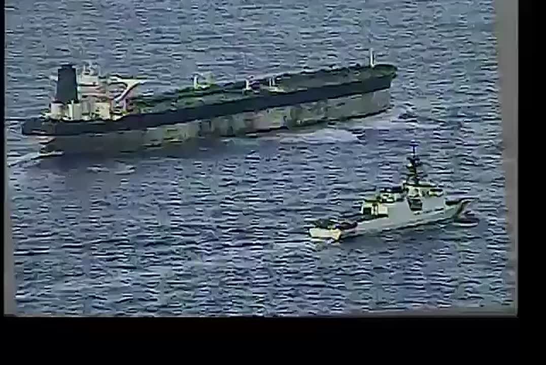 Захваченный российский танкер "Маринера" в сопровождении американского патрульного корабля