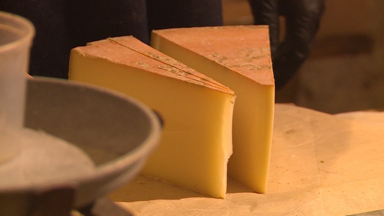 От простых до премиальных. Съемочная группа "Вестей" побывала в уникальном хранилище сыров Псково-Печерского монастыря От простых до премиальных. Съемочная группа "Вестей" побывала в уникальном хранилище сыров Псково-Печерского монастыря