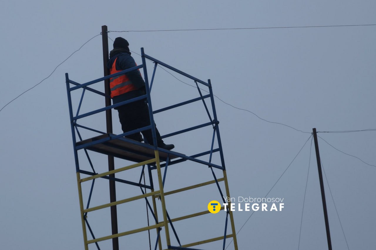 Инженерные сооружения ВСУ. Защитная сетка на дороге.Строительство Инженерные сооружения ВСУ. Защитная сетка на дороге.Строительство